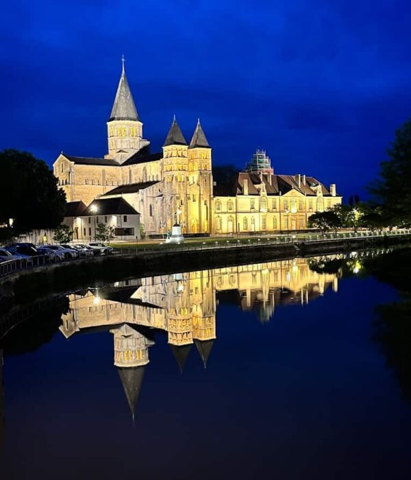 paray le monial at night