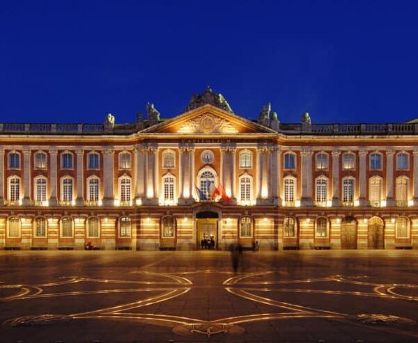 toulouse capital square at night