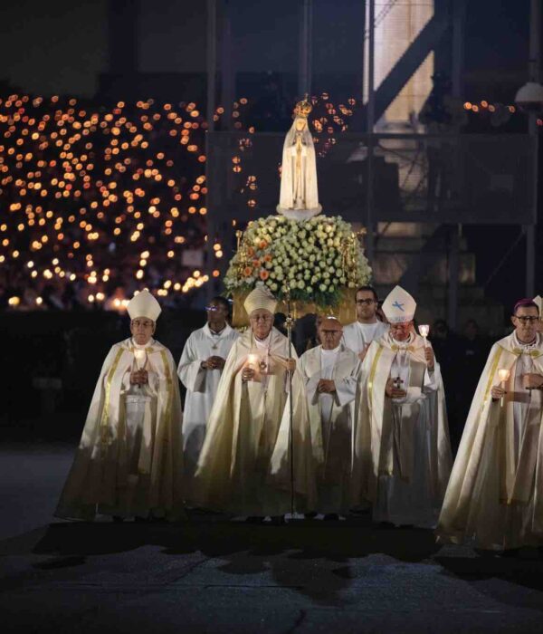 fatima candlelight mary portugal pilgrimage tour