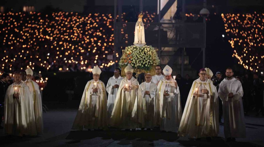 fatima candlelight mary portugal pilgrimage tour