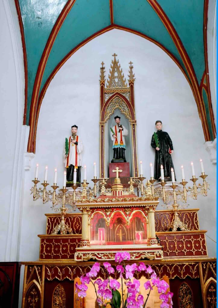 so kien side altar vietnam pilgrimage